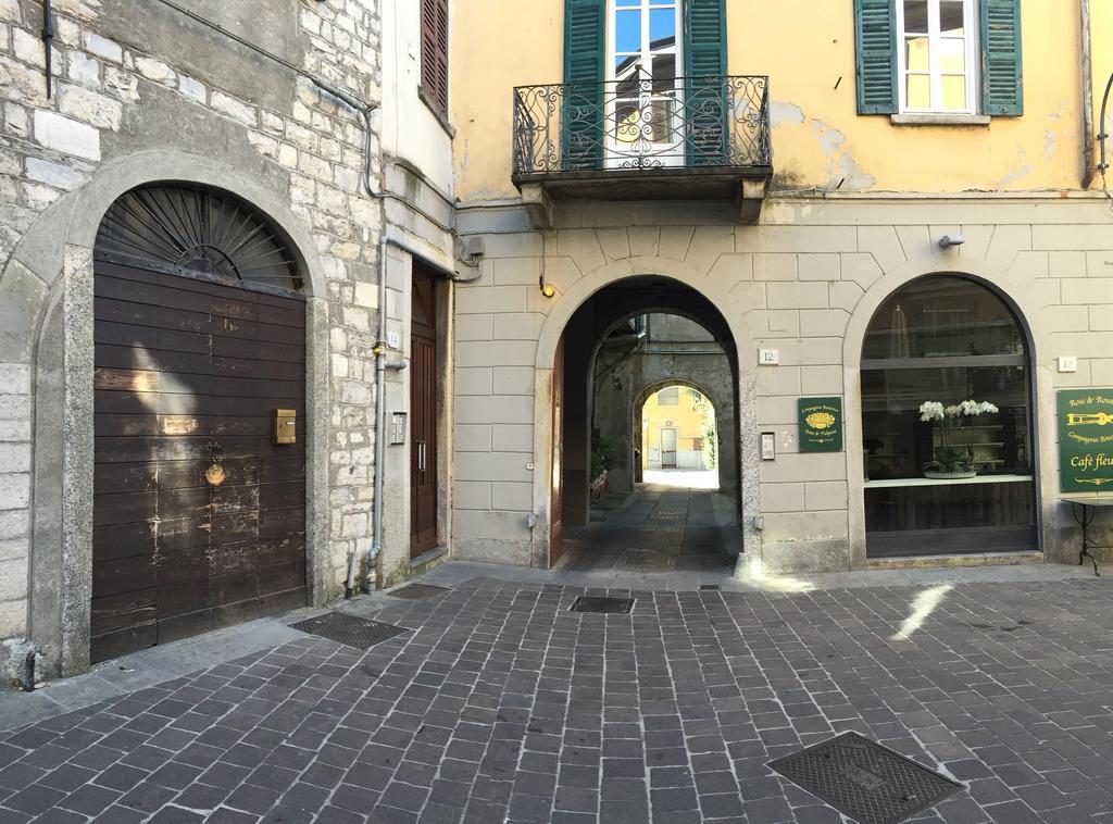 Ancient Courtyard Bonanomi In Como Historic Centre Room photo